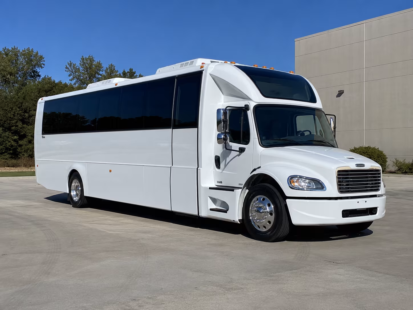 Knoxville Birthday, Sweet 16, & Quinceañera Transportation party bus exterior