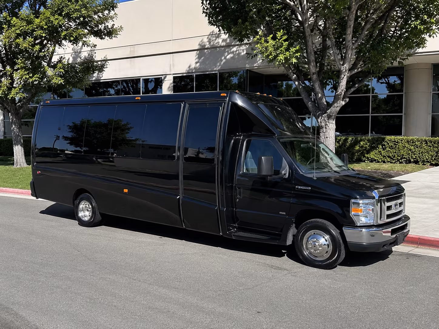 Knoxville Winery Tour & Pub Crawl Transportation party bus exterior